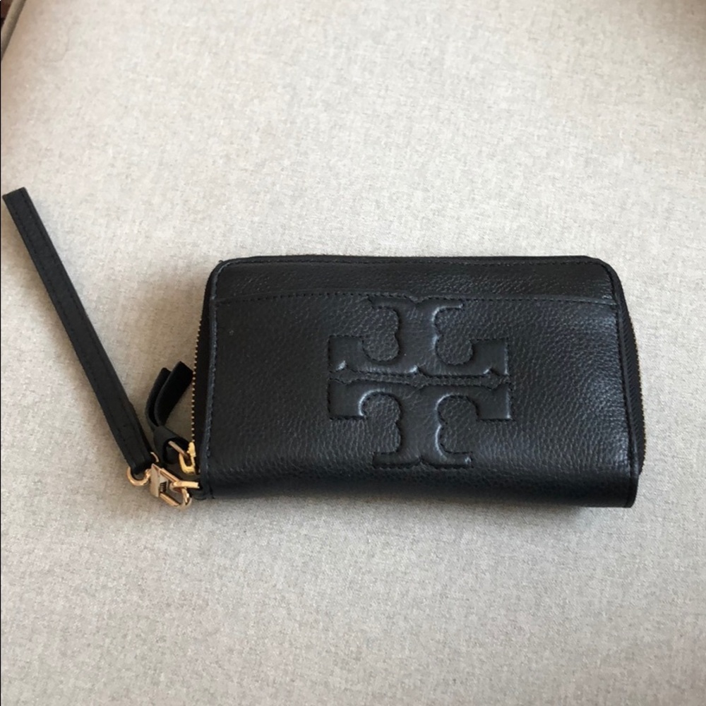 Tory Burch ‘Bombe T’ Zip Smartphone Wristlet